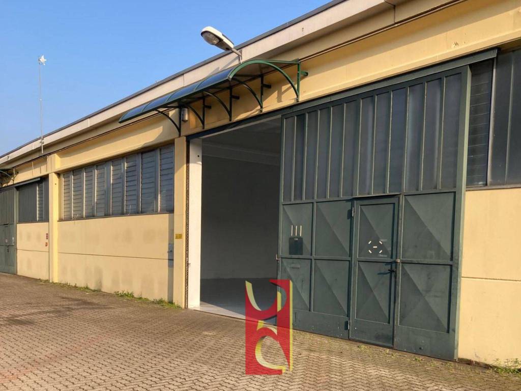 locale commerciale in affitto a Gallarate in zona Sciarè