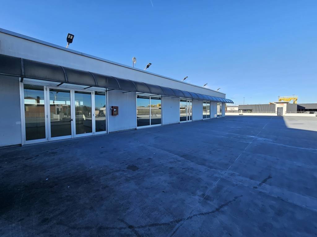 negozio in affitto a Gallarate in zona Madonna in Campagna