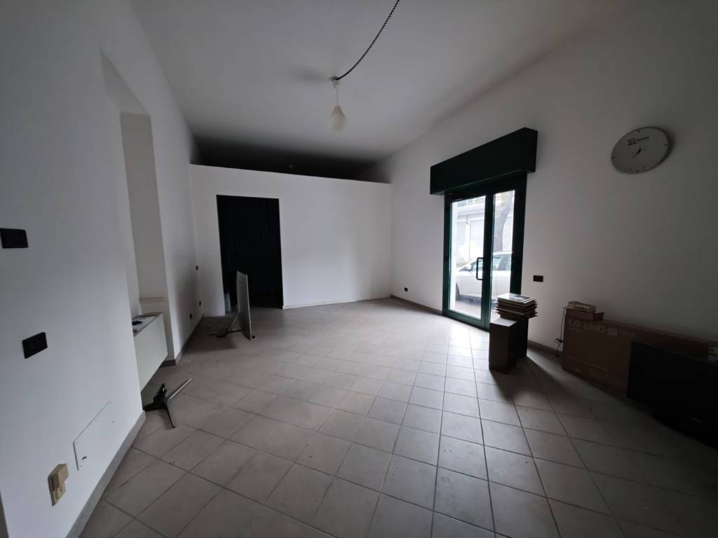 negozio in affitto a Gallarate in zona Ronchi