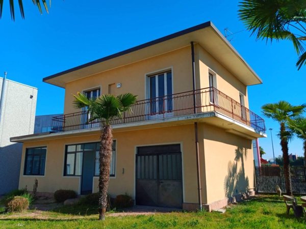 ufficio in affitto a Gallarate in zona Sciarè