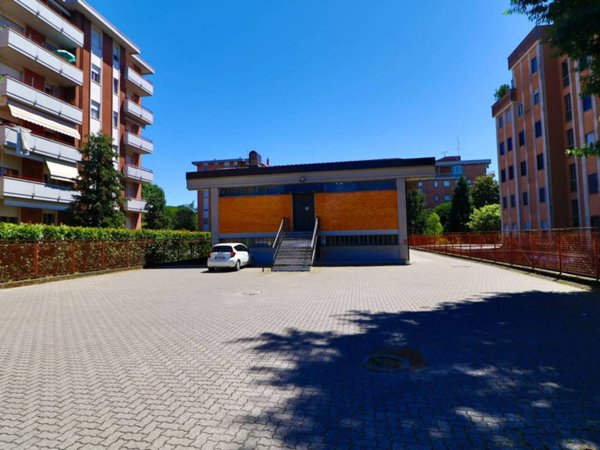negozio in affitto a Gallarate in zona Ronchi
