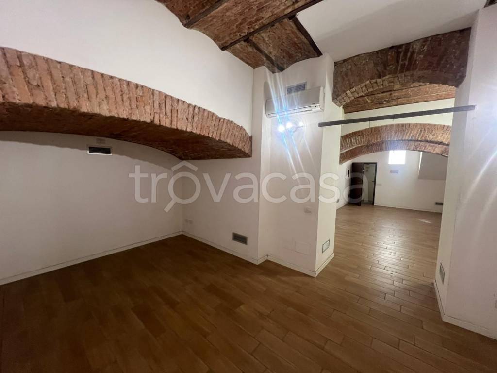 negozio in affitto a Gallarate in zona Sciarè