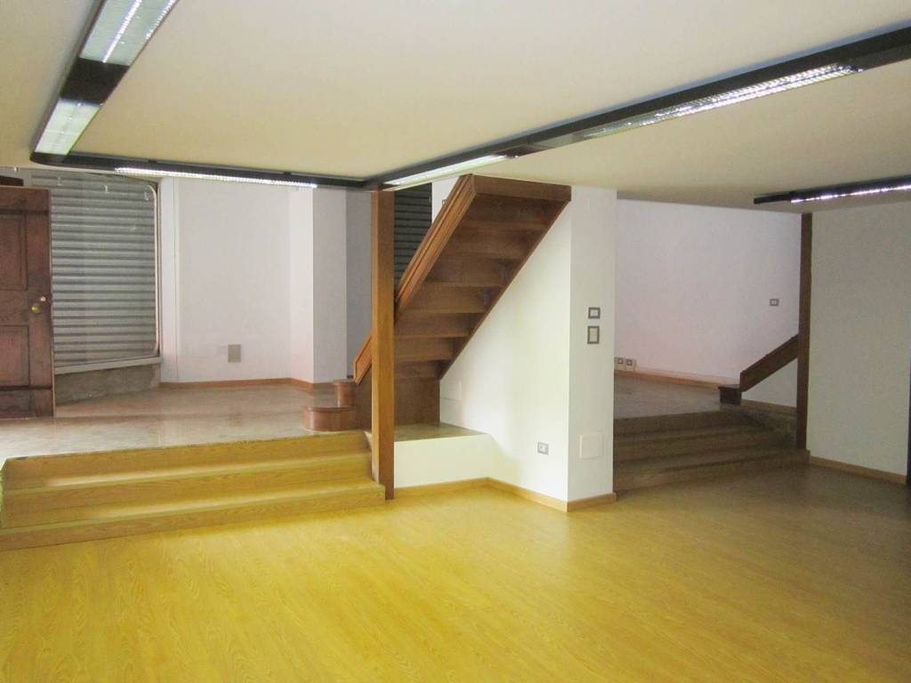negozio in affitto a Gallarate in zona Sciarè