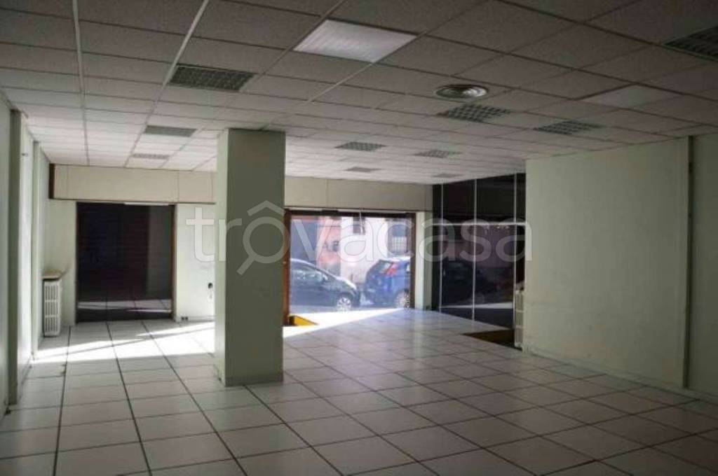 negozio in affitto a Gallarate in zona Sciarè