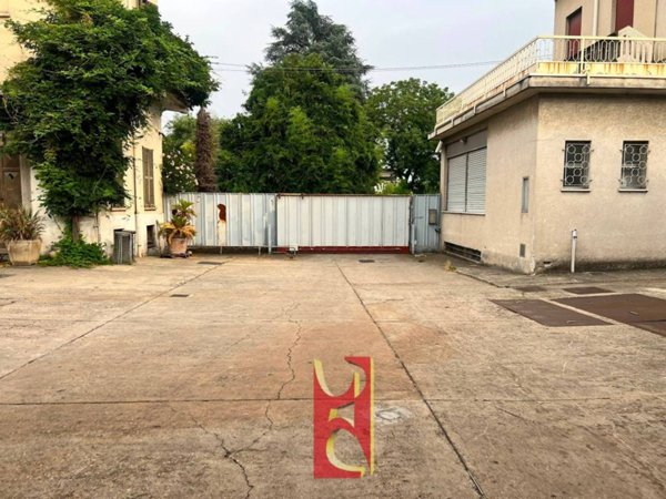 locale commerciale in affitto a Gallarate