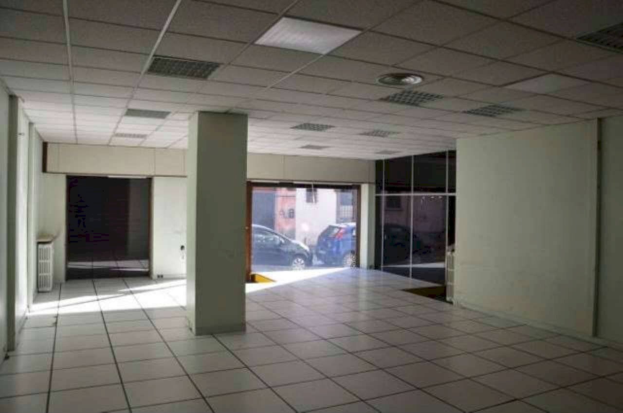 locale commerciale in affitto a Gallarate in zona Sciarè