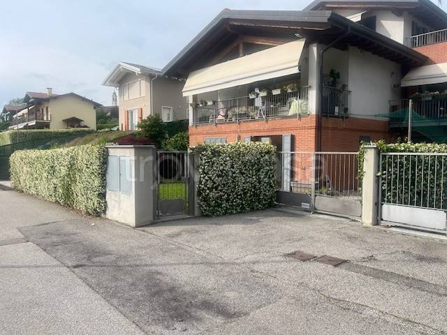 appartamento in affitto a Gavirate in zona Oltrona al Lago
