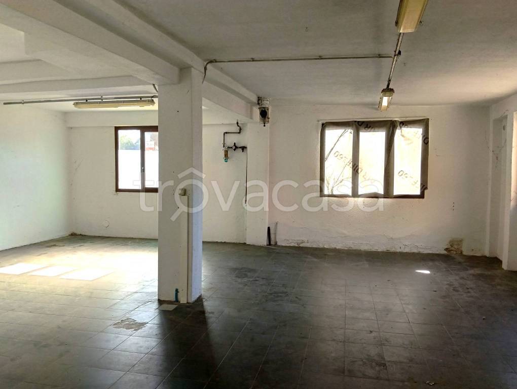 locale commerciale in affitto a Gavirate in zona Voltorre