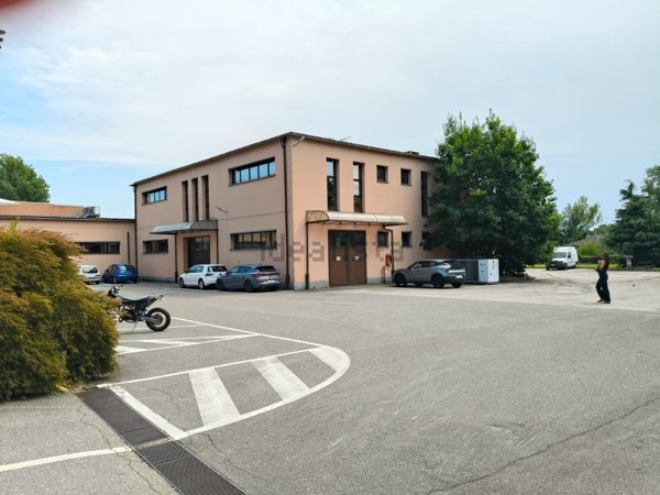 capannone in affitto a Gavirate in zona Oltrona al Lago