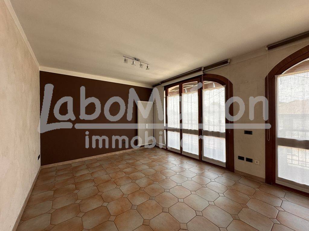 appartamento in affitto a Gavirate in zona Oltrona al Lago