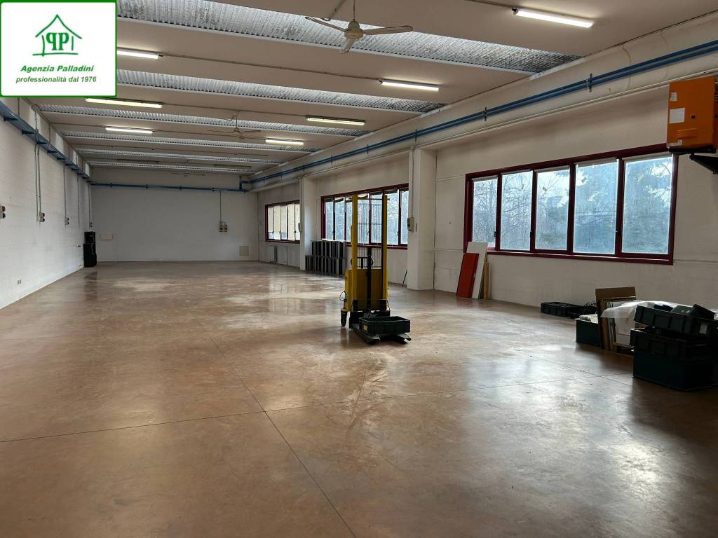 locale commerciale in affitto a Gazzada Schianno