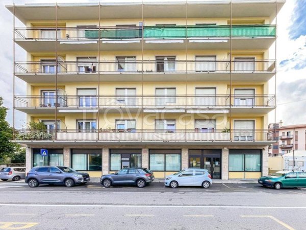 negozio in affitto a Gazzada Schianno