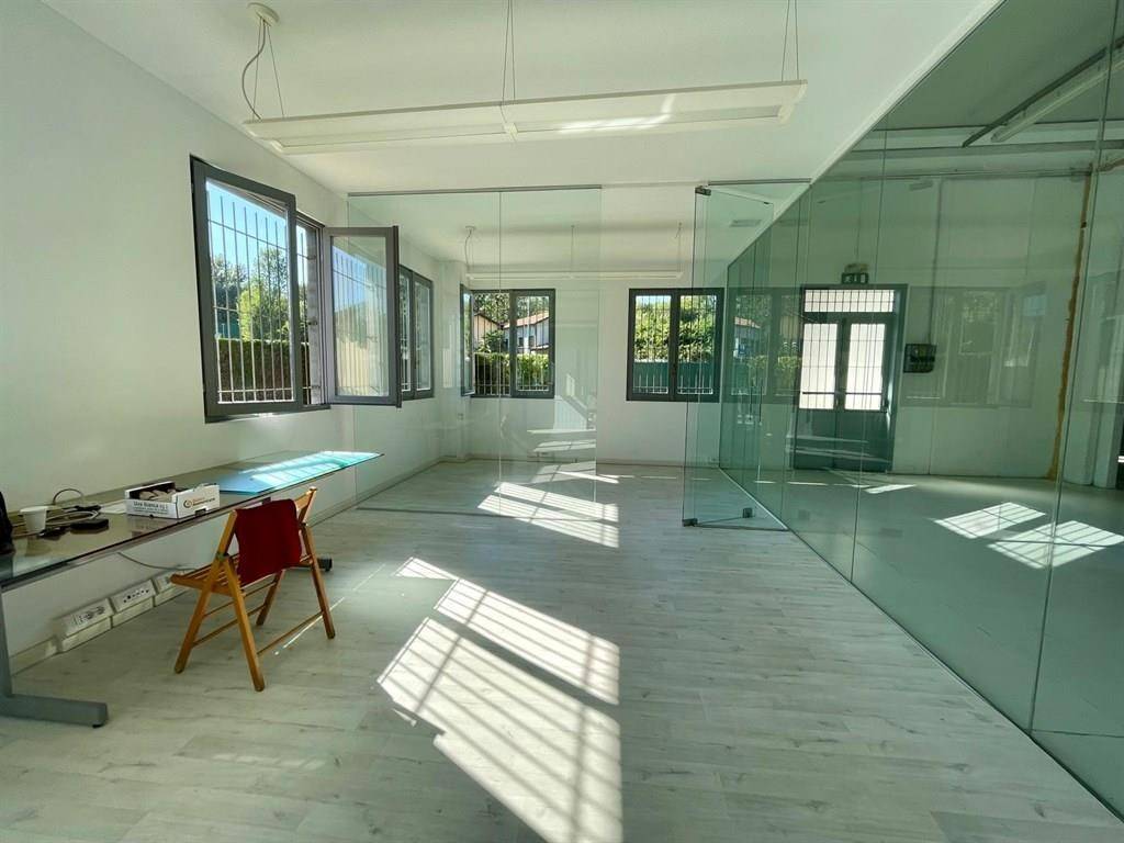 negozio in affitto ad Induno Olona in zona Olona