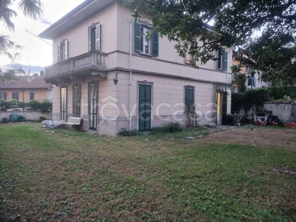 casa indipendente in affitto ad Ispra