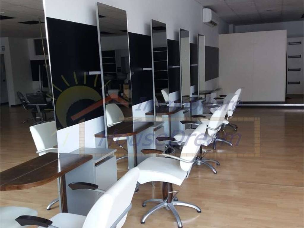 locale commerciale in affitto ad Ispra in zona Quassa