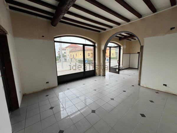negozio in affitto a Jerago con Orago