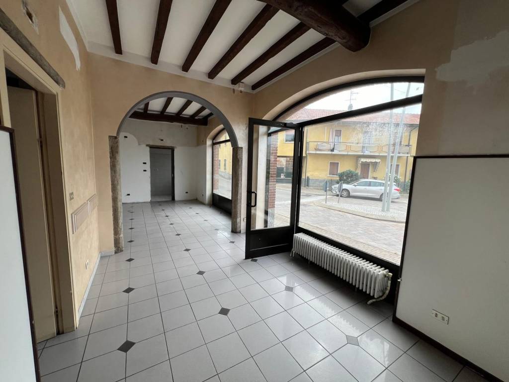 negozio in affitto a Jerago con Orago