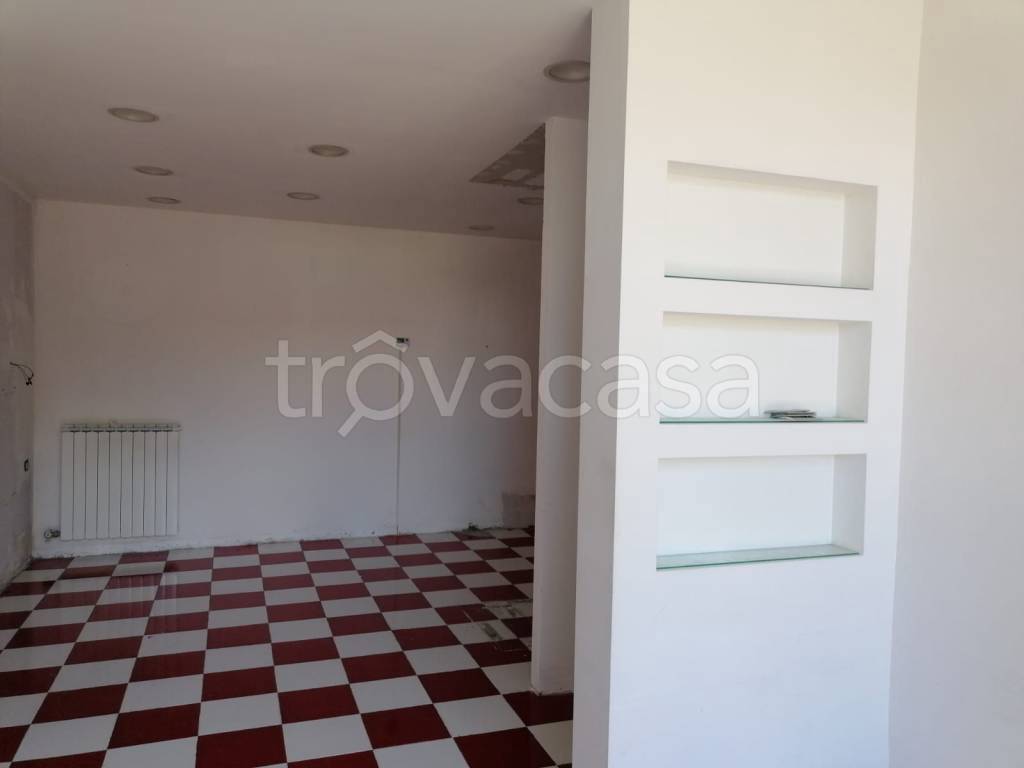 negozio in affitto a Jerago con Orago