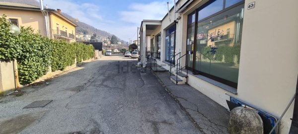 locale commerciale in affitto a Lavena Ponte Tresa