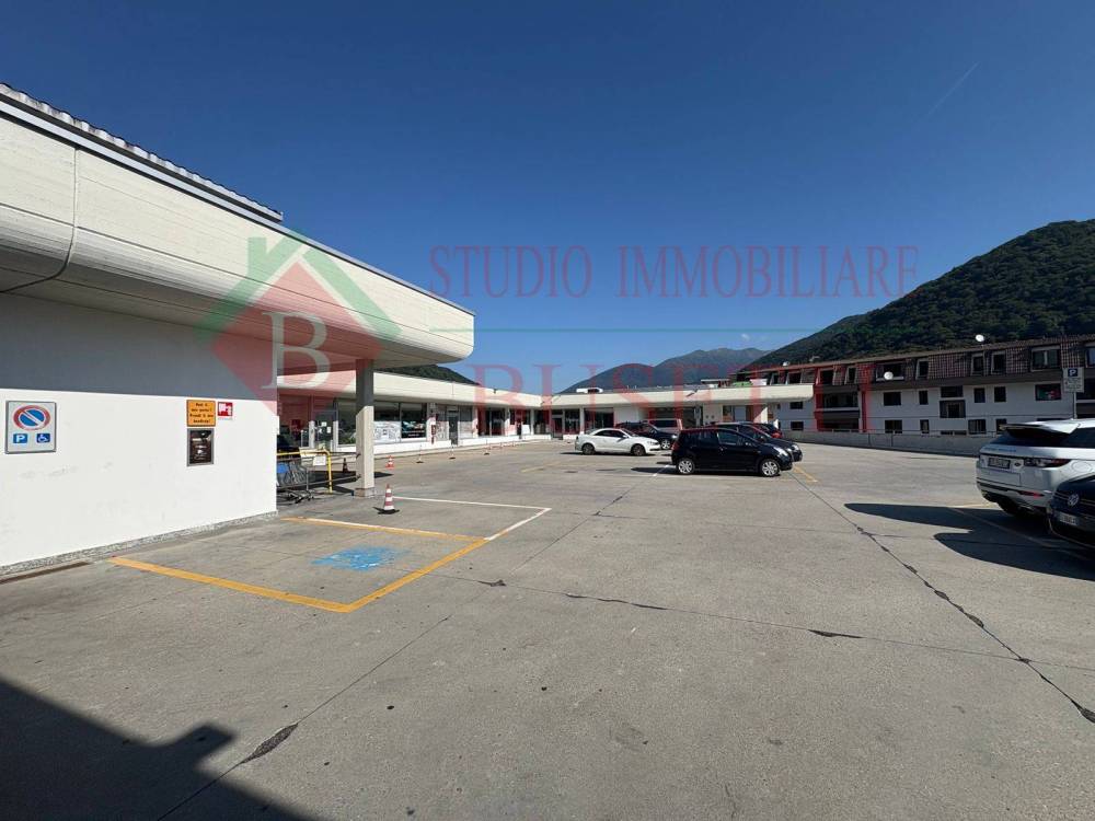 locale commerciale in affitto a Lavena Ponte Tresa