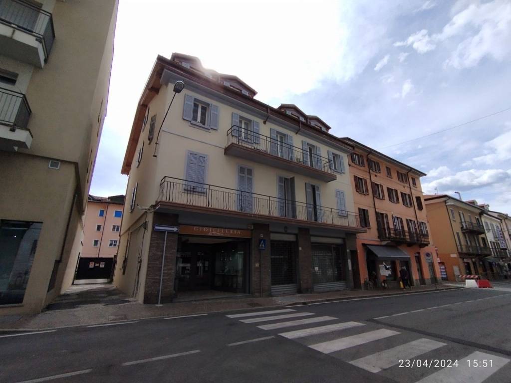 negozio in affitto a Laveno-Mombello in zona Laveno