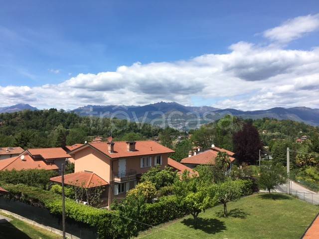 appartamento in affitto a Laveno-Mombello in zona Laveno