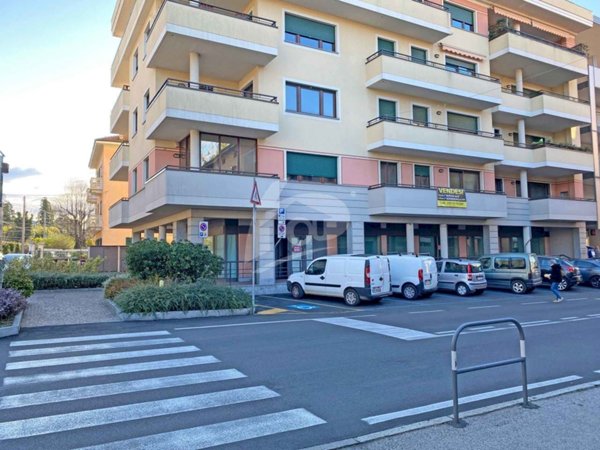 locale commerciale in affitto a Laveno-Mombello in zona Laveno