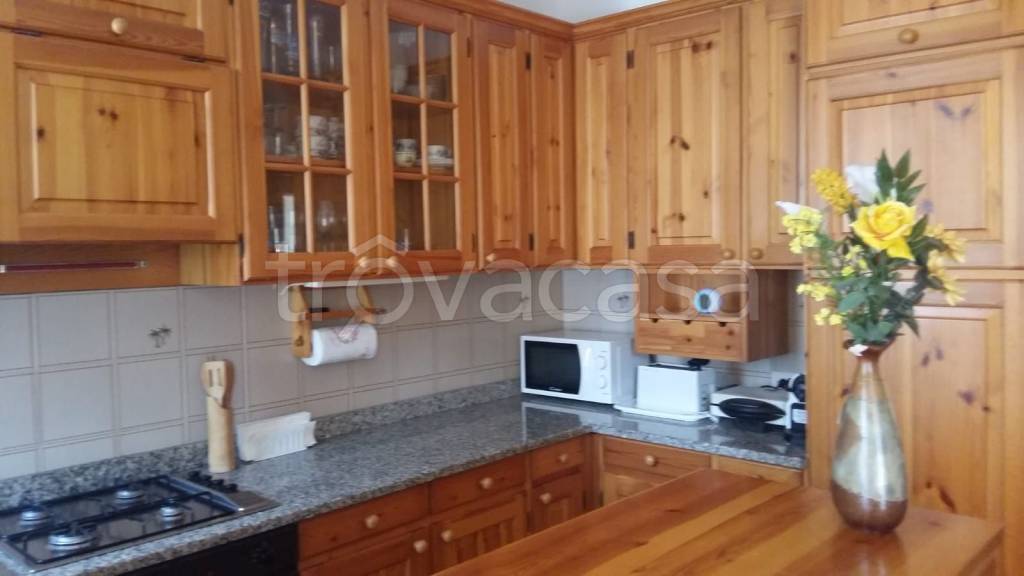 appartamento in affitto a Laveno-Mombello in zona Laveno