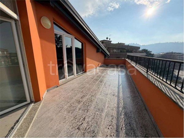 appartamento in affitto a Laveno-Mombello in zona Laveno