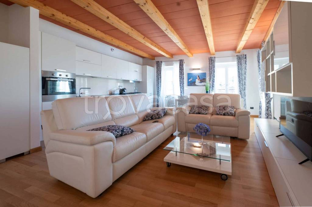 appartamento in affitto a Laveno-Mombello in zona Laveno