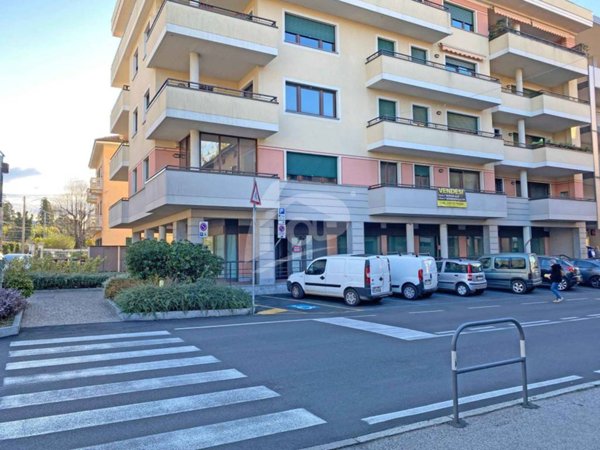 negozio in affitto a Laveno-Mombello in zona Laveno