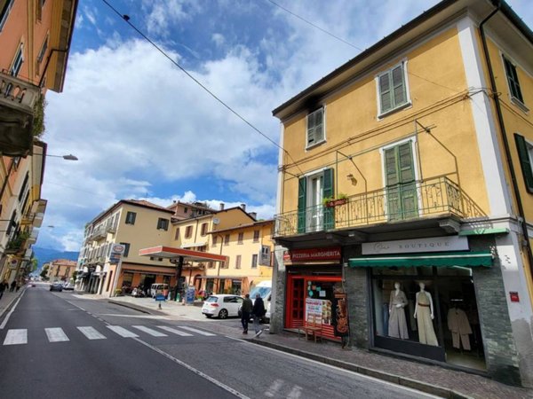 negozio in affitto a Laveno-Mombello in zona Laveno