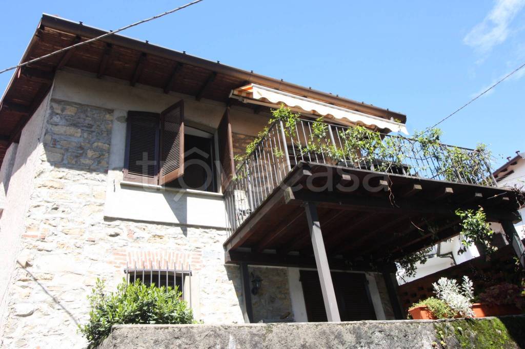 appartamento in affitto a Leggiuno in zona Arolo
