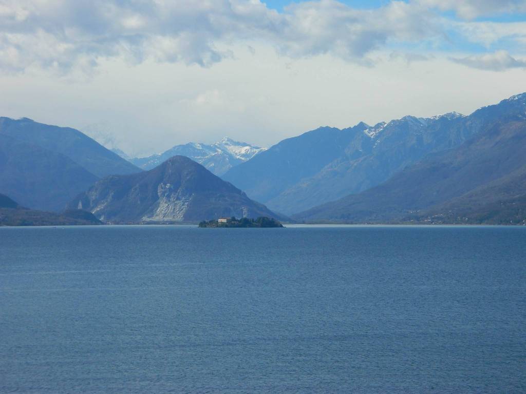 appartamento in affitto a Leggiuno in zona Reno