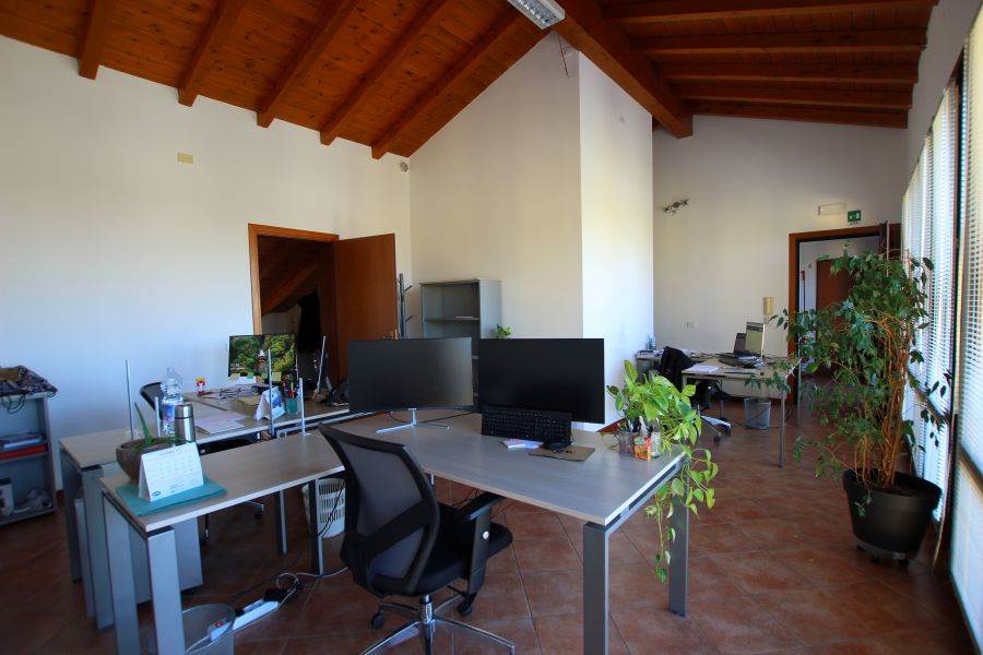 ufficio in affitto a Leggiuno in zona Reno