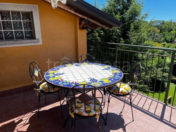 appartamento in affitto a Leggiuno in zona Arolo