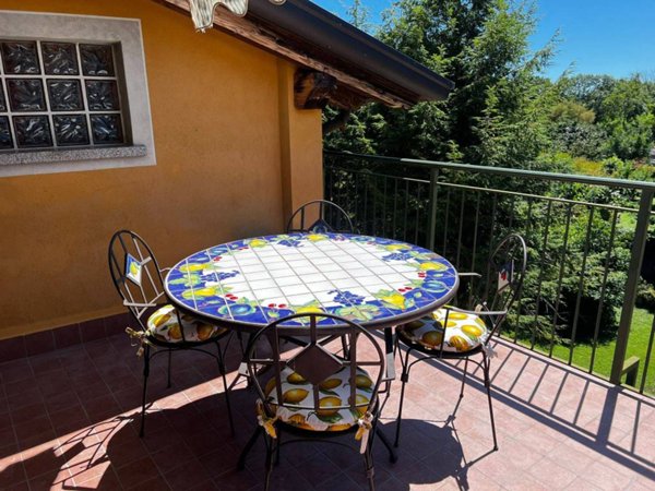appartamento in affitto a Leggiuno in zona Arolo