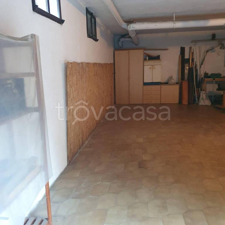 box auto in affitto a Leggiuno in zona Reno