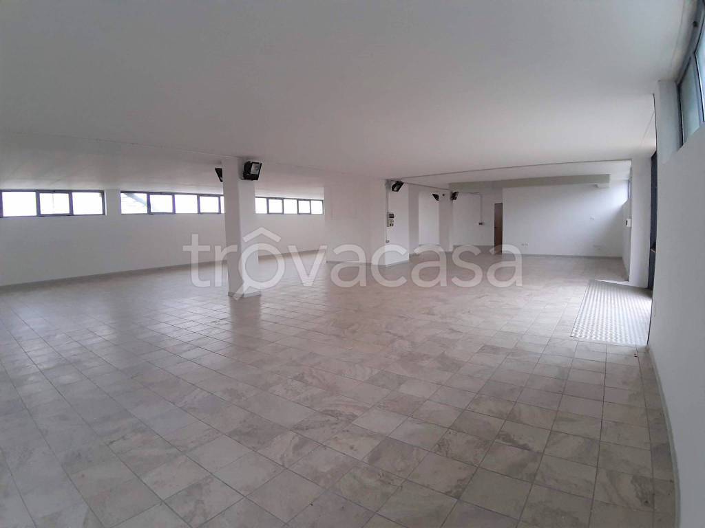 locale commerciale in affitto a Lonate Ceppino