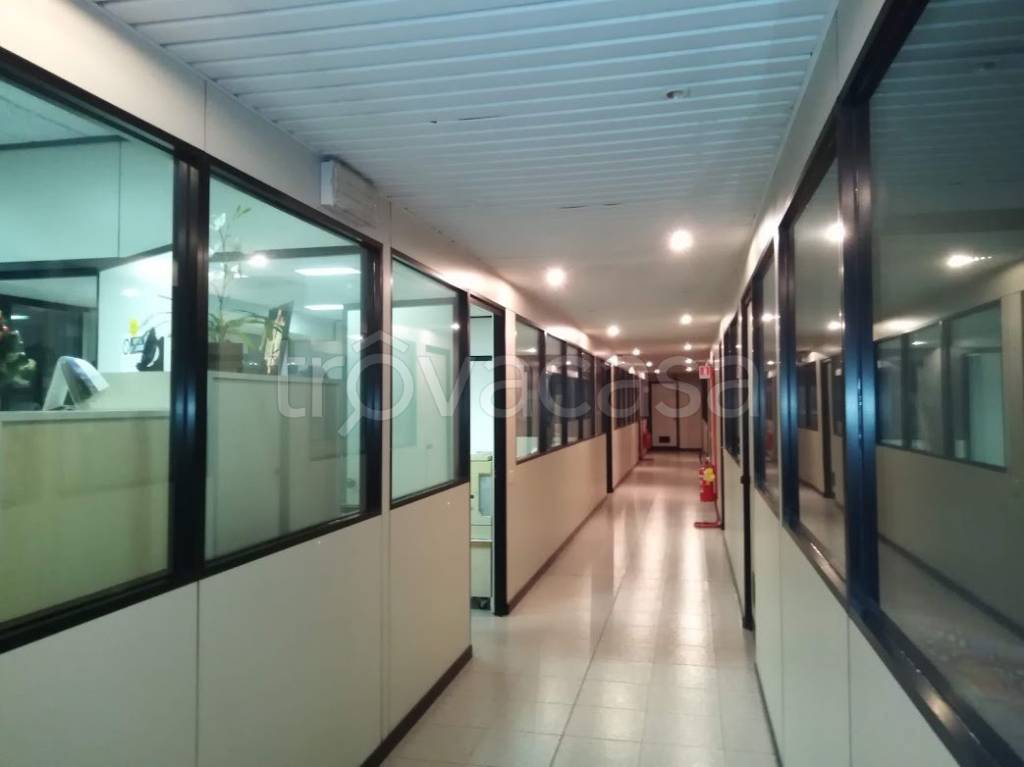 capannone in vendita a Lonate Pozzolo