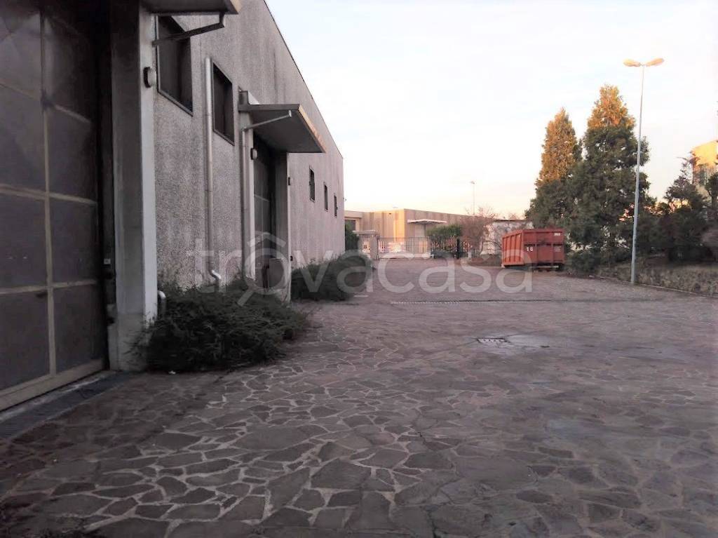 locale commerciale in vendita a Lonate Pozzolo in zona Sant'Antonino Ticino