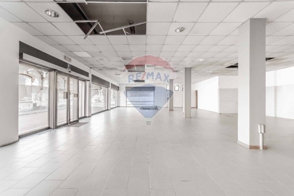 locale commerciale in affitto a Lonate Pozzolo