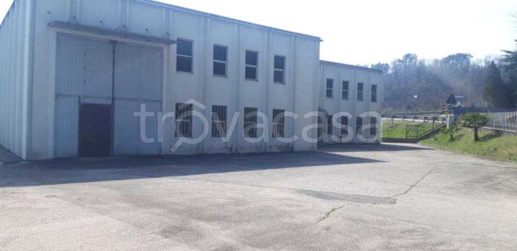 locale commerciale in affitto a Lozza