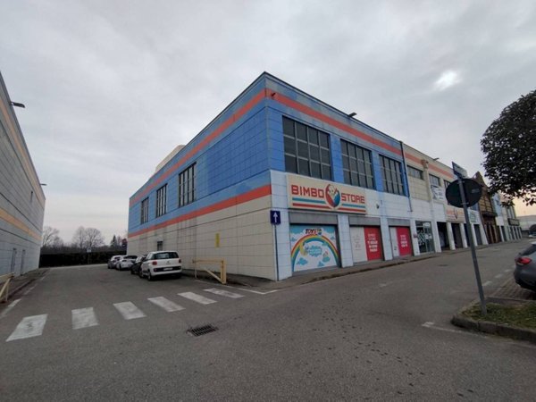 locale commerciale in affitto ad Olgiate Olona