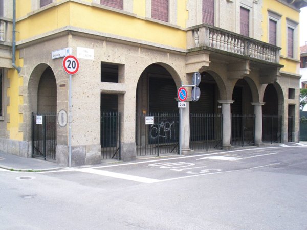 locale commerciale in affitto ad Olgiate Olona