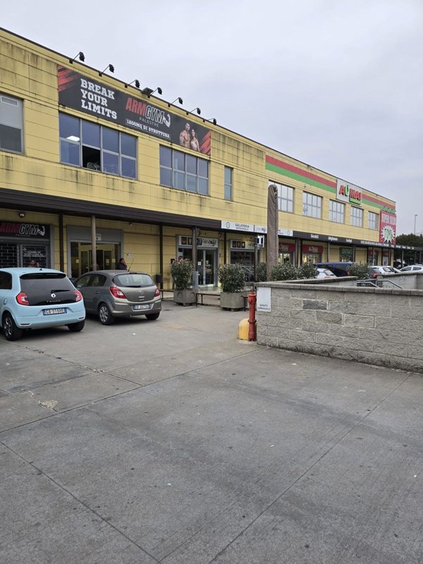 locale commerciale in affitto ad Olgiate Olona