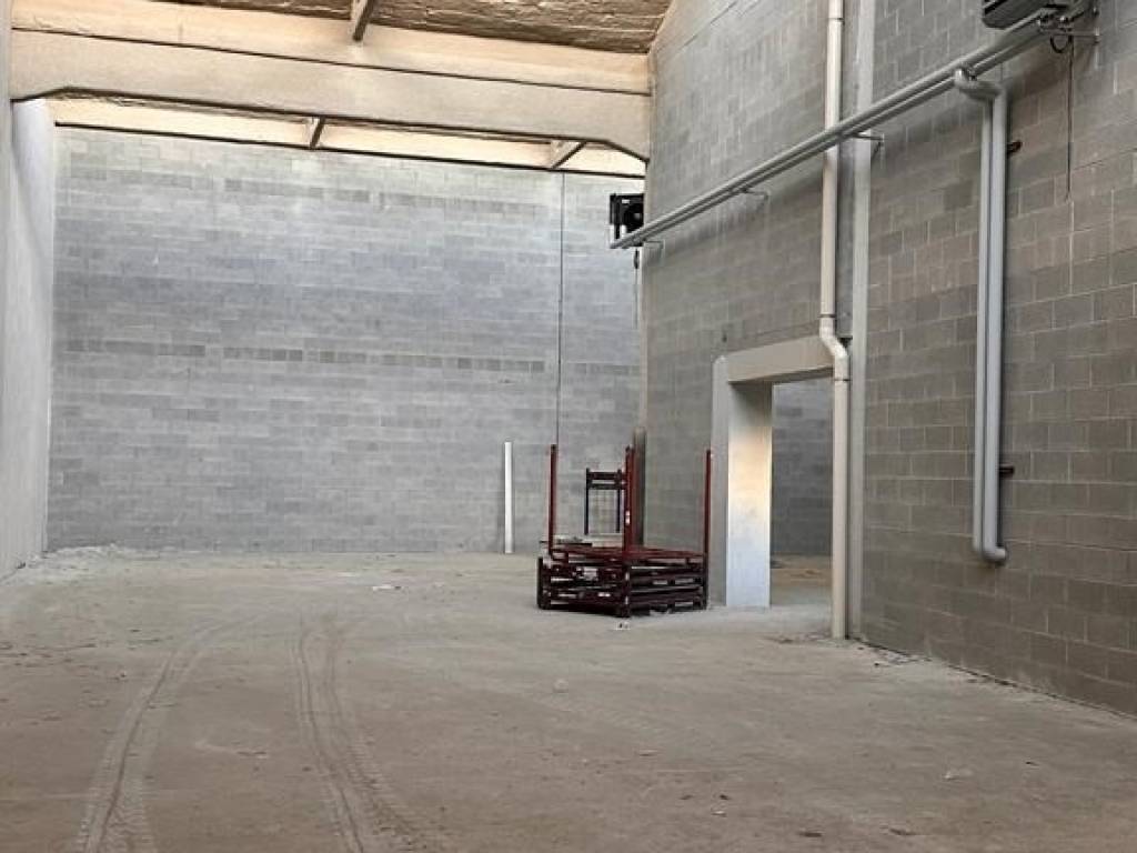 locale commerciale in affitto ad Olgiate Olona