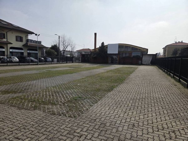 locale commerciale in affitto ad Olgiate Olona