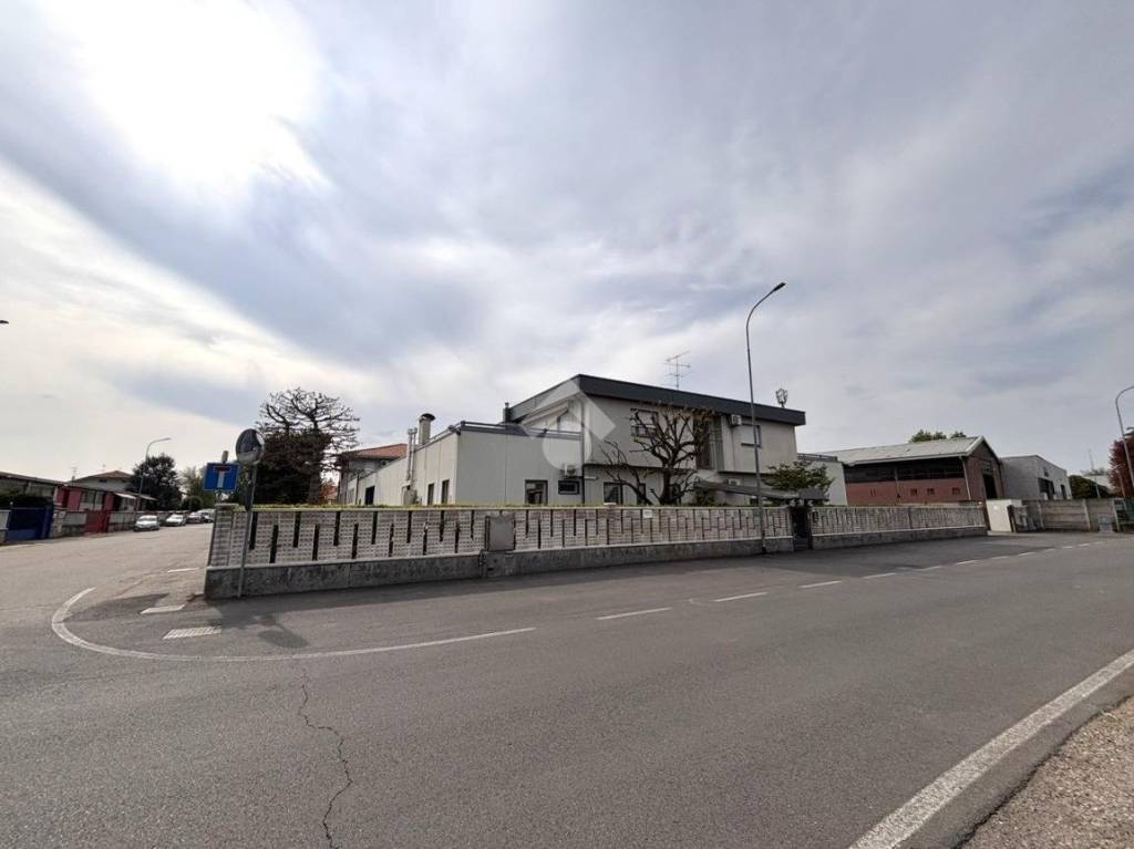 locale commerciale in affitto ad Olgiate Olona