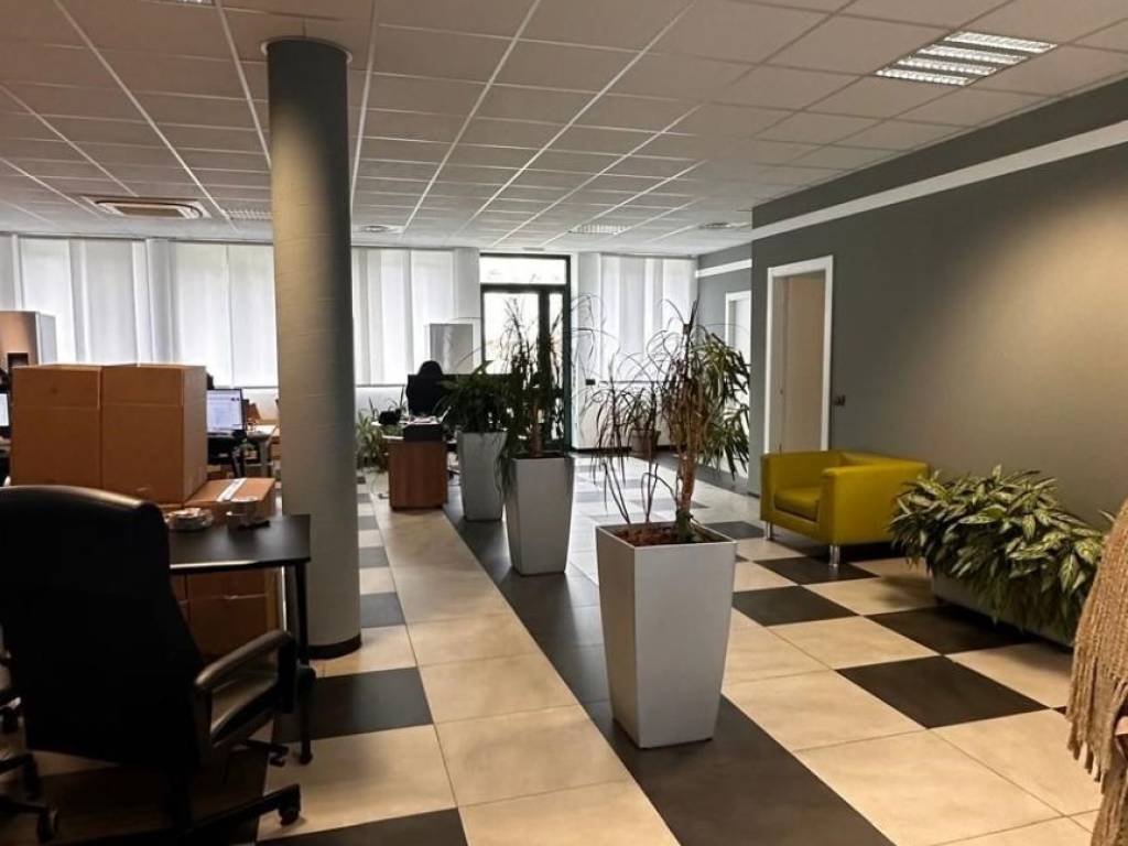 ufficio in affitto ad Olgiate Olona in zona Buon Gesù